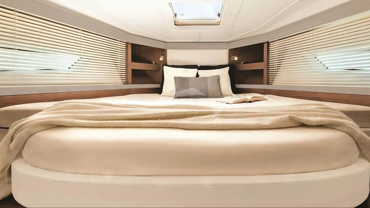 Beneteau GT40 — luxury yacht charter Monaco · photo 7