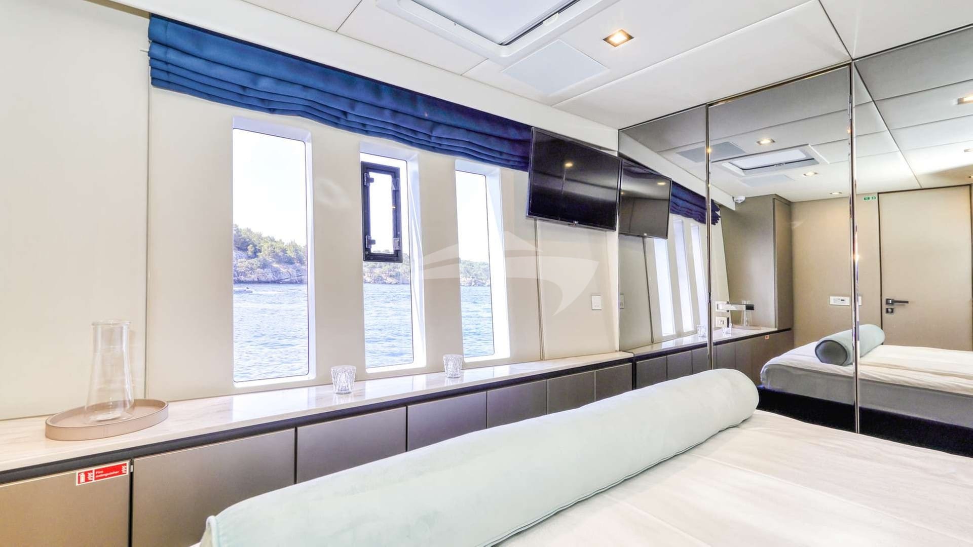 Honeybird — luxury yacht charter Monaco · photo 15